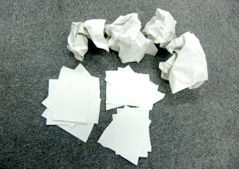 ちぎった紙や丸めた紙